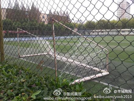 上海一学校足球场门框突然倒下 一学生被砸